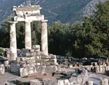 Vista de Delfos. Restos del Tholos -siglo IV a.C.- Santuario de Atenea Pronaia. 8024 bytes.
